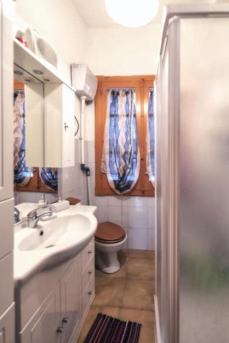a bathroom with a sink and a toilet at Milhouse in Cagliari