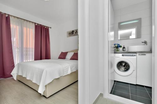 Tempat tidur dalam kamar di Hortenzija Apartments