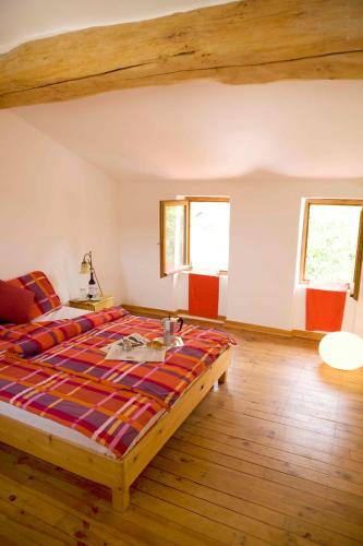 une chambre avec un grand lit et deux fenêtres dans l'établissement Maison Marie Elise, à Marquixanes