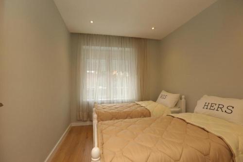 - une chambre avec 2 lits et une fenêtre dans l'établissement ★ The Cozy Little Apartment ★, à Shkodër