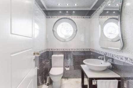 uma casa de banho com um lavatório, um WC e 2 janelas. em Lux 3-bedroom Villa - L&L Refuge em Nea Makri