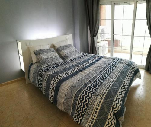1 dormitorio con 1 cama y ventana grande en Mariana & Sirus´ Home, en Marbella