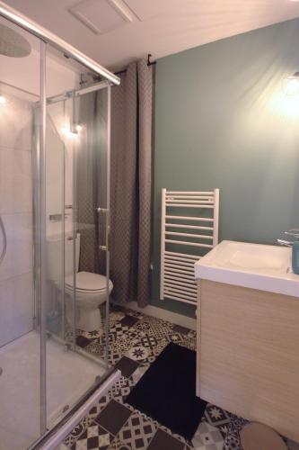 Un baño con inodoro, ducha y lavabo. en " Le Carla " Fécamp Bord de mer, en Fécamp