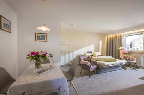 un soggiorno con divano e tavolo di Hotel Garni & Appartements Ilgerhof a Walchsee