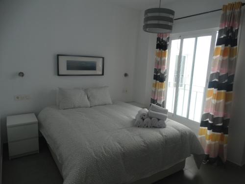 sypialnia z łóżkiem, na którym leżą dwa misie w obiekcie Málaga Apartamentos - Jinetes, 10 w Maladze