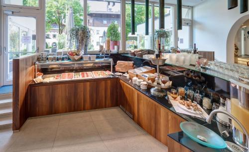 a restaurant with a buffet line with food at Hotel Garni & Appartements Ilgerhof in Walchsee