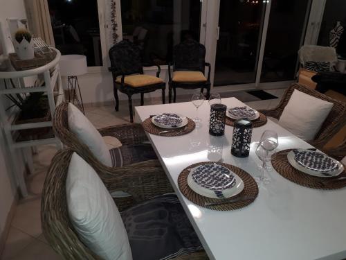 Ein Sitzbereich in der Unterkunft Appartement terrasse esprit loft vue sur mer