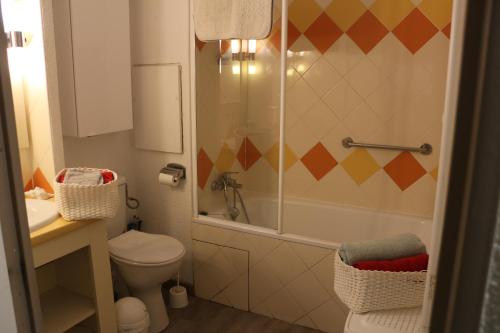 une salle de bain avec une douche, des toilettes et un lavabo dans l'établissement Appartement Palm d'Azur, à Cannes