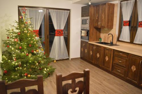 a christmas tree in the middle of a kitchen at Domek pod Majową Górą in Kacwin