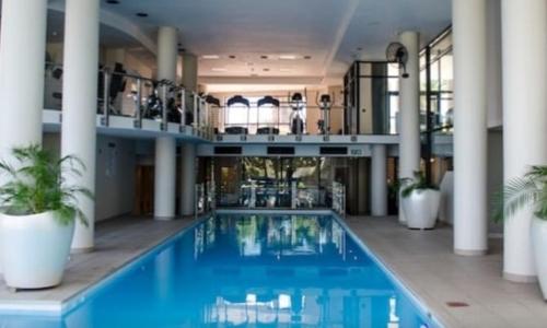 Bazén v ubytování Cosy & Stylish apartment with a priceless view nebo v jeho okolí