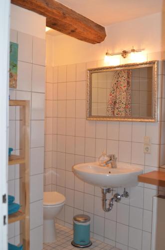 a bathroom with a sink and a toilet at Mendlers Ferienwohnung in Wangen im Allgäu
