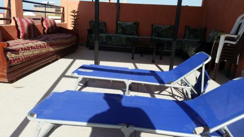 Un par de sillas azules en un porche. en Blue Waves apartment, en Agadir