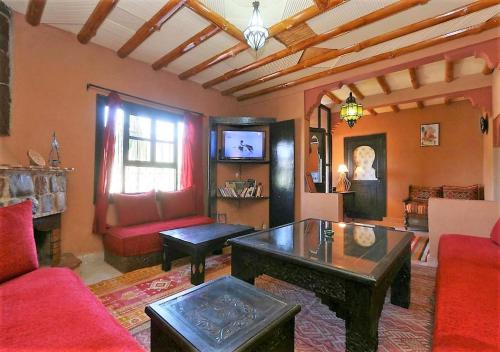 ein Wohnzimmer mit Couch und Tisch in der Unterkunft Riad Vallée Verte Asni in Asni