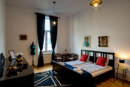 Cluj Aparthotel في كلوي نابوكا: غرفة معيشة بها سريرين وأريكة