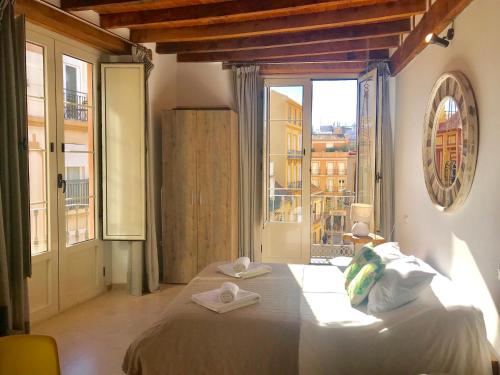 マラガにあるHomely Málaga Loft Gaona Centroのベッドルーム1室(ベッド1台、大きな窓付)