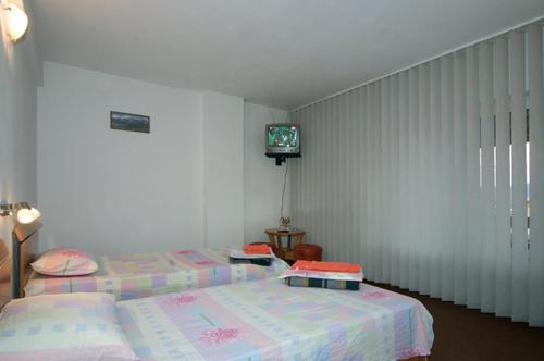 Ένα ή περισσότερα κρεβάτια σε δωμάτιο στο Pension Piatra Craiului