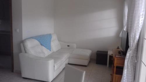 sala de estar con sofá blanco y silla en Nita Villa Altaona Golf Mosa Turquesa, en Baños y Mendigo