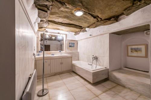 Koupelna v ubytování Anezas Mansion stone-built traditional villa