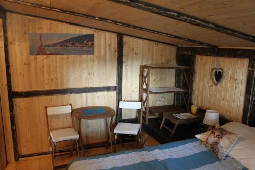Gambar di galeri bagi Wooden Cottage Home Holiday Eva di Lipa