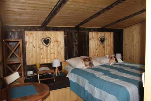 En eller flere senger på et rom på Wooden Cottage Home Holiday Eva