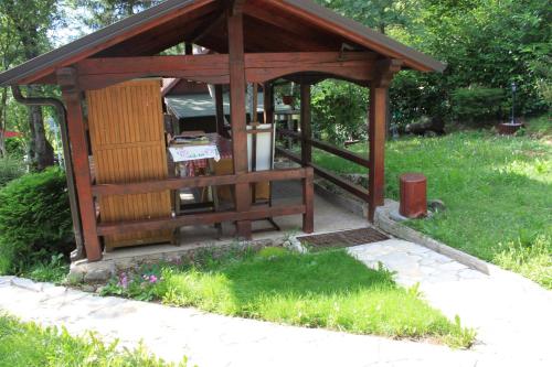 Gambar di galeri bagi Wooden Cottage Home Holiday Eva di Lipa