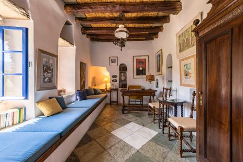 Posezení v ubytování Anezas Mansion stone-built traditional villa