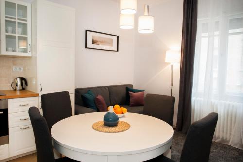 CHRISTINE-2 BEDROOMS APARTMENT IN THE DOWNTOWN 1055 Budapest, 18 Balaton utca 4 em, 4 ajtó kép - 3