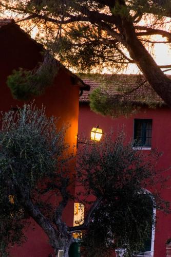 Το κτήριο όπου στεγάζεται  the country house