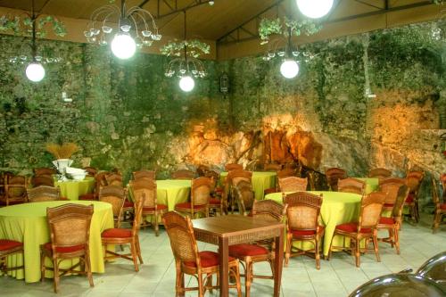 Restoran ili drugo mesto za obedovanje u objektu Hotel Camboa Antonina - PR