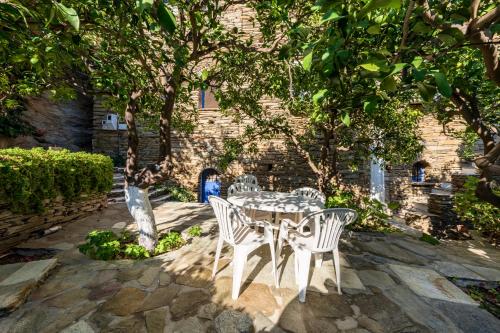 Κήπος έξω από το Anezas Mansion stone-built traditional villa