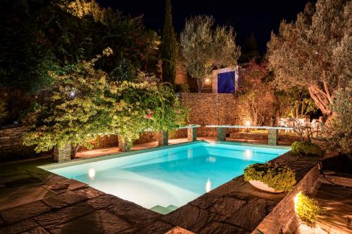 Πισίνα στο ή κοντά στο Anezas Mansion stone-built traditional villa
