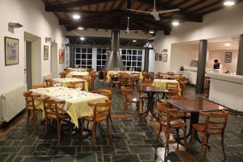 Un restaurant u otro lugar para comer en Hosteria Automovil Club Argentino Cachi