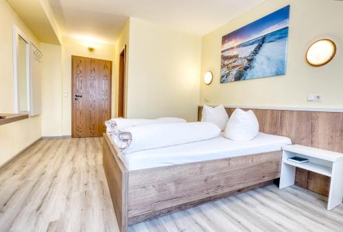 Ein Bett oder Betten in einem Zimmer der Unterkunft Hotel Kiebitz an der Ostsee