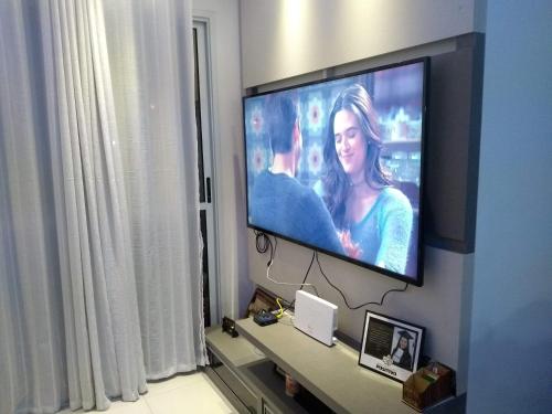 TV de pantalla plana colgada en la pared en Barcelona, en Curitiba
