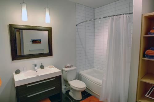 y baño con aseo, lavabo y ducha. en Suite Marie-Thérèse, en Vallée-Jonction