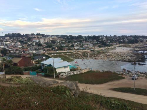 a view of a town with a body of water at Apartamento Playa Mar Azul in El Quisco