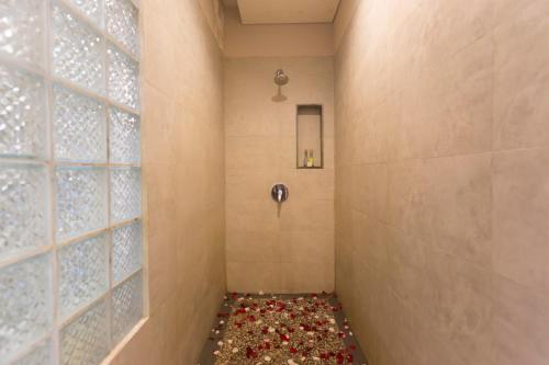 Kamar mandi di Anahata Villas and Spa Resort