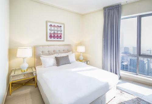 Ένα ή περισσότερα κρεβάτια σε δωμάτιο στο Nasma Luxury Stays - Fantastic Burj Khalifa View From This Fancy Condo