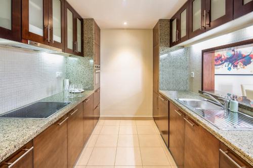 Η κουζίνα ή μικρή κουζίνα στο Nasma Luxury Stays - Fantastic Burj Khalifa View From This Fancy Condo