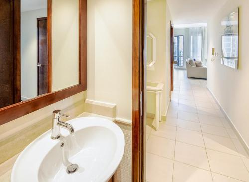 Ένα μπάνιο στο Nasma Luxury Stays - Fantastic Burj Khalifa View From This Fancy Condo