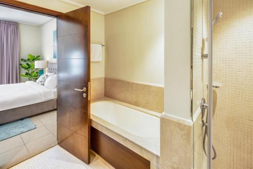 Ένα μπάνιο στο Nasma Luxury Stays - Fantastic Burj Khalifa View From This Fancy Condo