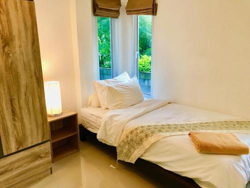 Postel nebo postele na pokoji v ubytování 2 Bedroom Pool Villa Jasmine SDV001 - short walk to beautiful Ban Tai beach and village