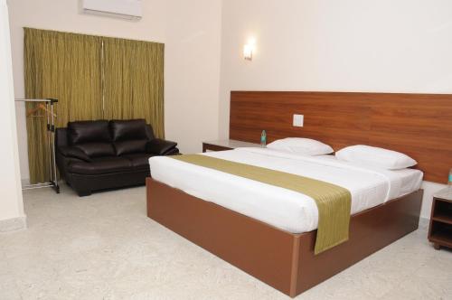 Llit o llits en una habitació de Sreeparthi Hotel