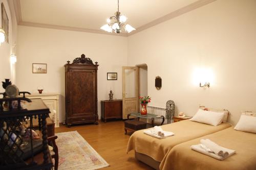 sypialnia z 2 łóżkami i komodą w obiekcie Art House Petunia w mieście Tbilisi City