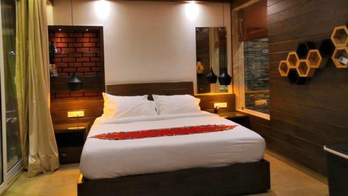 Кровать или кровати в номере Shivers Oasis Luxury Boutique Resort