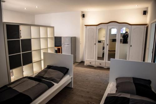 um quarto com 2 camas e um espelho grande em Ruhige Ferienwohnung mitten im Zentrum em Plauen