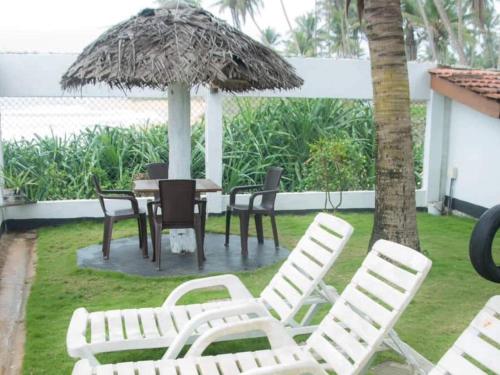 Jardín al aire libre en Ashen's Beach House