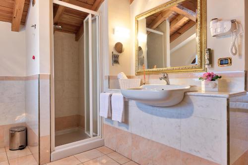 uma casa de banho com um lavatório e um espelho em Albergo Villa Priula em Sorisole