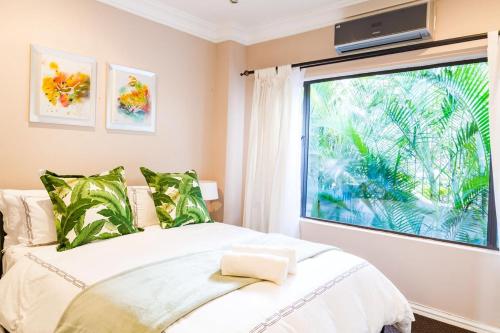 una camera con un letto e una grande finestra di Villa 37 on Westridge a Durban
