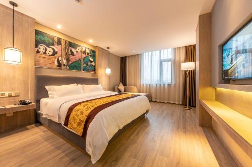 Postel nebo postele na pokoji v ubytování Chengdu Jiuzhaigou Hotel
